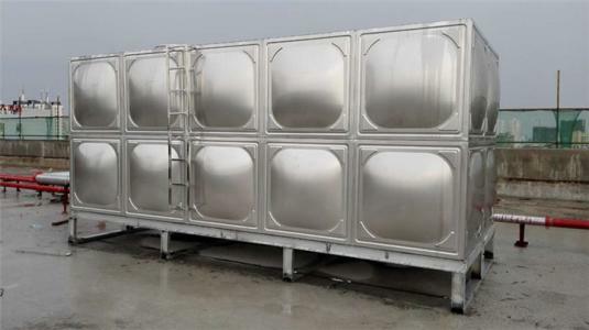 304不锈钢水箱在安装时是否必须使用槽钢底座？